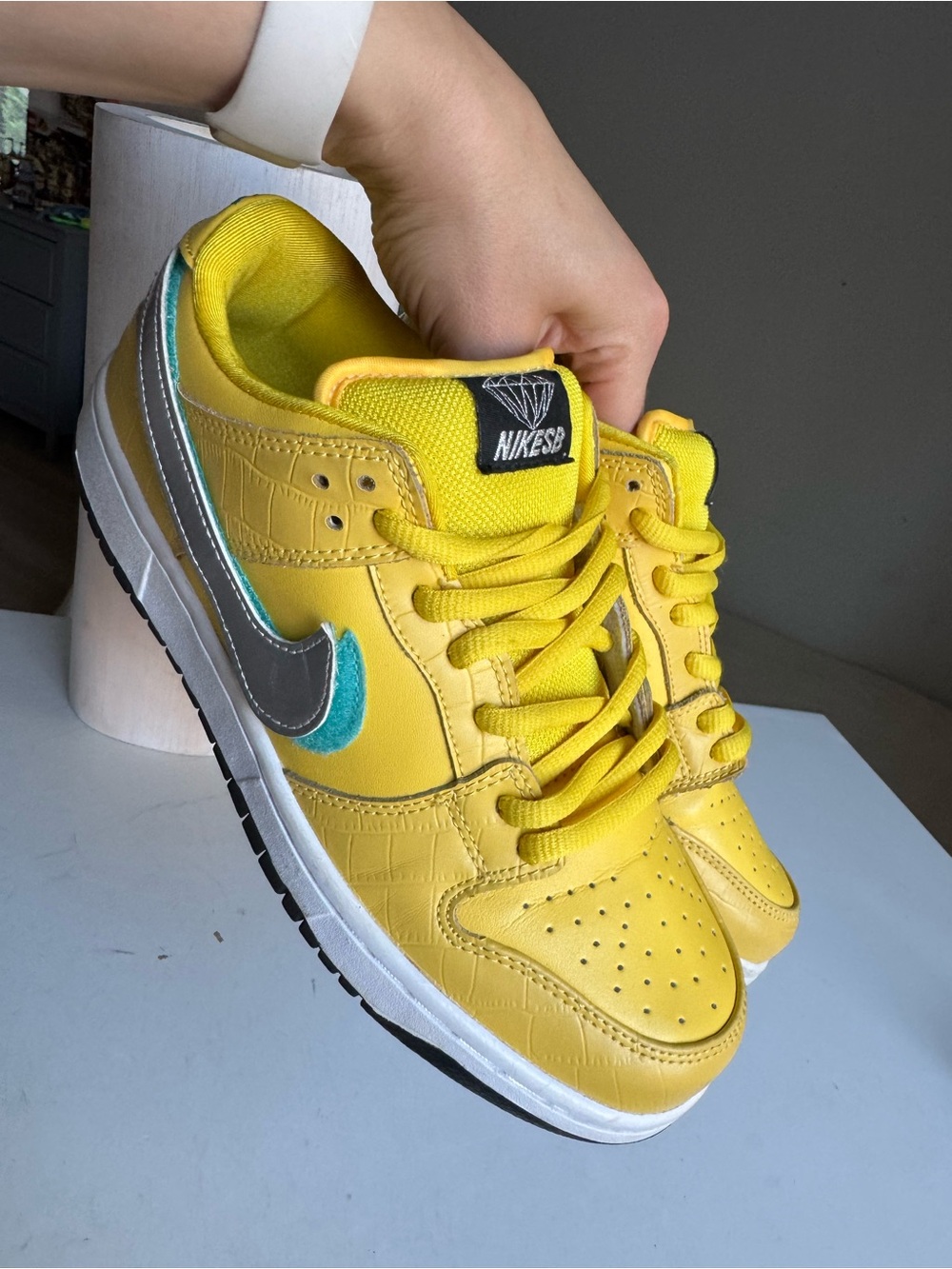 NIKE SB DUNK LOW × DIAMOND SUPPLY CO. CANARY DIAMOND BV1310-700